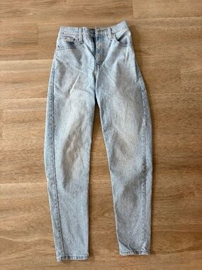 ✨ Levi’s High Waisted Mom Jeans Classic vintage-inspired Levi’s denim in the per